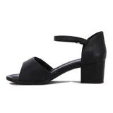 Sandalia de cuero sintético color negro, con taco cuadrado, tira ancha sobre el empeine con perforaciones y pulsera con hebilla dorada al tobillo.