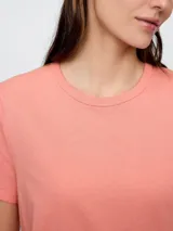 Remera básica de manga corta y cuello redondo color rosa pálido.