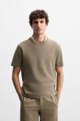 Camiseta celeste de punto con hilatura de mezcla de algodón, corte relaxed fit, cuello redondo, manga corta y acabados en rib.