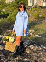 Polerón celeste oversize con cuello alto, mangas largas con puños acanalados y detalle de etiqueta de cuero en el frente.