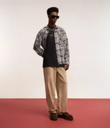 Camisa masculina de franela con estampa de cuadros en tonos grises y blancos, cuello inglés, abotonada, manga larga, modelo comfort con bolsillo en el pecho.