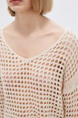 Sweater calado color beige, de algodón, con escote en V y mangas 3/4.