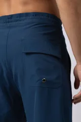 Short de baño azul marino con cordón blanco en la cintura y logo de la marca en la pierna derecha.