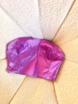 Top strapless lila metalizado con diseño ajustado y sin mangas.
