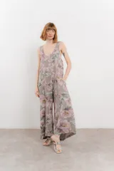 Mono largo de lino con estampado floral en tonos azules, escote en V pronunciado, tirantes anchos y bolsillos laterales.