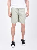 Bermuda de gabardina color celeste, con cintura ajustable con cordón y bolsillos laterales.