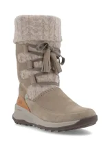Bota de caña media color gris topo, con detalle de tejido de punto trenzado en la caña y cordones con borlas. Suela de goma con plataforma.