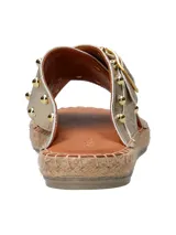 Sandalias negras de cuero con tiras cruzadas y hebilla dorada.