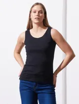 Musculosa negra de algodón, corte clásico con cuello redondo.