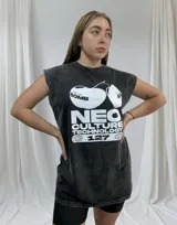 Remerón negro con efecto gastado, sin mangas y estampado frontal con cerezas y texto 'Neo Culture Technology 127'.