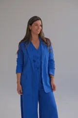 Blazer azul de lino, con solapa de muesca, cierre frontal con botones y bolsillos laterales.