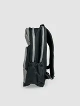 Mochila Rusty con dos bolsillos delanteros, color verde militar y negro. Confeccionada en poliéster y PVC, con interior de poliéster. Tiene bolsillo interior para laptop.