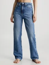 Pantalón de jean celeste de corte recto, tiro alto y cinco bolsillos.