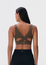 Top deportivo color verde militar, con breteles anchos y escote redondo.