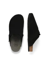 Zuecos negros de gamuza con puntera redonda, detalle de hebilla y suela de corcho con base de goma.