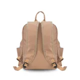 Mochila verde militar de nylon con apertura superior con cierre y tiradores metálicos. Incluye bolsillos internos, bolsillo con cierre metálico al frente, correa corta de mano y correas de galón regulables para colgar en la espalda.