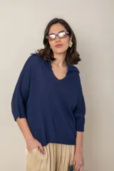 Blusa italiana tejida color beige, con cuello polo, mangas murciélago y corte holgado.