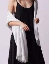 Pashmina blanca con estampado y detalles metalizados en lurex.