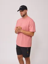 Short de baño negro con cintura elástica y cordón ajustable.