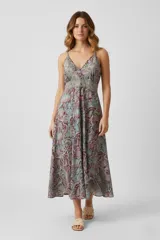 Vestido largo de poliéster con estampado paisley multicolor, corte holgado, cuello en V y breteles finos.