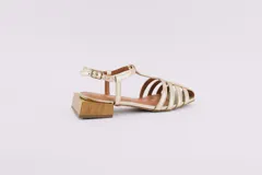 Sandalias doradas de cuero con tiras finas, taco bajo de madera y puntera cuadrada.