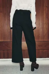 Pantalón de jean azul oscuro, de tiro alto y corte wide leg.