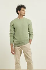 Sweater marrón de punto fino con cuello redondo y mangas largas.