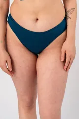 Bombacha de bikini color azul petróleo, de corte clásico.