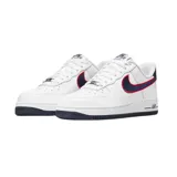 Zapatillas Nike Air Force 1 '07 blancas con detalles en azul marino y rojo.