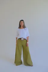 Pantalón de vestir verde oliva, de corte palazzo y tiro alto.