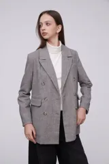 Blazer gris medio de corte clásico, con doble botonadura y mangas largas.