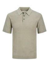 Polo de punto estructurado color beige, de corte regular, con cuello clásico, mangas cortas y cierre con botones.