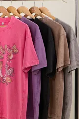 Remera color marrón con efecto gastado y estampado de Tom y Jerry.