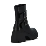 Botas de caña media color negro con hebillas plateadas y suela track.