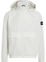 Campera blanca de poliéster con capucha y cierre frontal con cremallera. Tiene cuello alto, puños y ruedo elásticos, y un parche de goma con el logo de Calvin Klein en la manga izquierda.