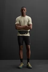 Camiseta negra de entrenamiento corte relaxed fit, confeccionada en tejido de mezcla de algodón de peso ligero, con cuello redondo en rib y manga corta.