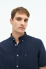 Camisa de lino y algodón azul marino, de manga corta, con fit regular y logo bordado en el pecho.