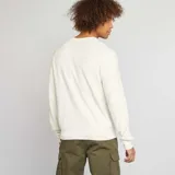 Sweater de punto blanco con cuello redondo y mangas largas.