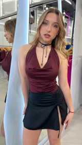 Body de lycra color bordó con brillos, escote halter y choker negro con dije.