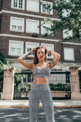 Top deportivo corto de lycra estampada en blanco y negro, con tirantes finos y escote redondo.