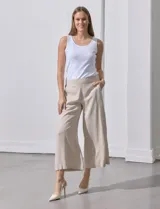 Pantalón crop de lino estampado con hojas en tonos verdes y azules. Tiene pretina trasera elastizada y bolsillos delanteros.