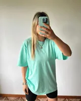 Remerón de manga corta, cuello redondo y calce oversize, color verde agua.