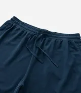 Bermuda deportiva para hombre marca Get Over, confeccionada en microfibra de poliéster. Presenta cintura elástica con cordón ajustable, bolsillos laterales y un diseño texturizado con estampa localizada.