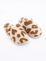 Pantuflas cerradas con estampado animal print en tonos marrón y beige, con interior de felpa.