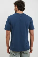 Remera azul oscuro de corte recto y manga corta, con estampado frontal de texto en color gris.