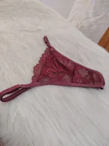 Microtanga de encaje color bordó, con diseño floral y tiras ajustables.