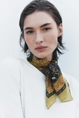 Pañuelo cuadrado de viscosa y seda, con estampado paisley en tonos azul, beige y rosa.