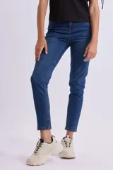 Pantalón de jean skinny azul oscuro, tiro medio y corte ajustado.