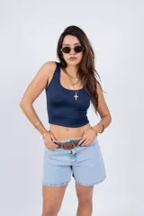 Musculosa corta color marrón con escote redondo.