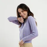 Buzo de punto color crudo con textura y diseño de botones en la parte delantera.